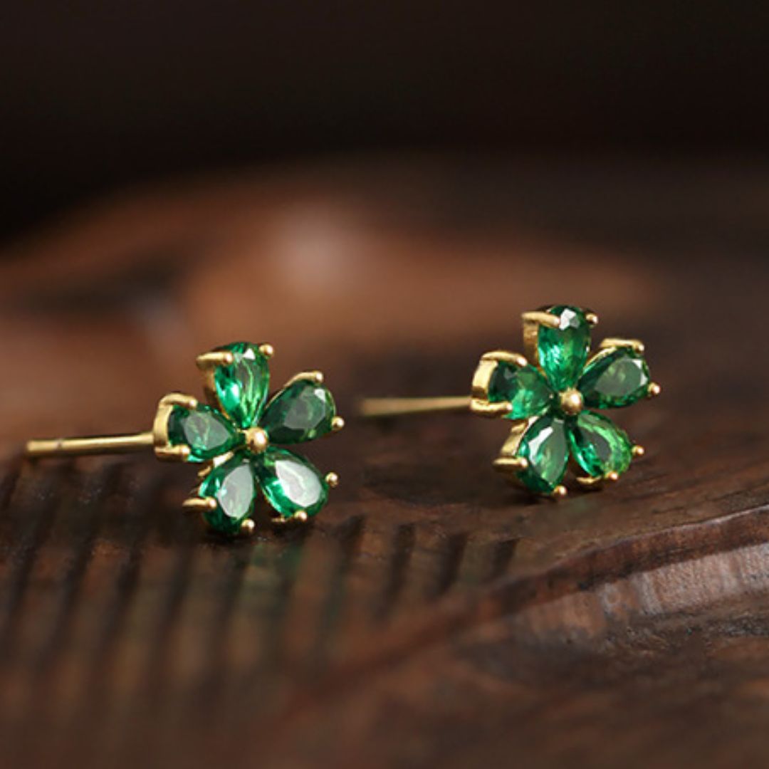 Daisy flower stud earrings, Emerald flower stud earrings, Green flower stud earrings, Tiny emerald flower earrings, Minimalist green earrings, Emerald birthstone earrings, Emerald flower earrings for gift, Emerald floral stud earrings, Gold emerald flower earrings
