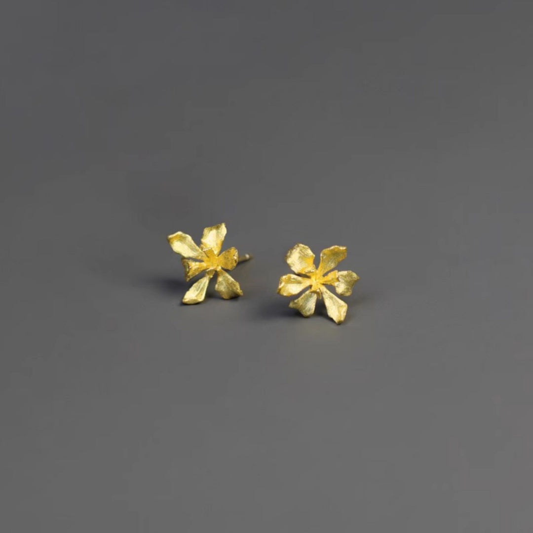 Iris petal artistic gold vermeil S925 sterling silver stud earrings - Product studio 4